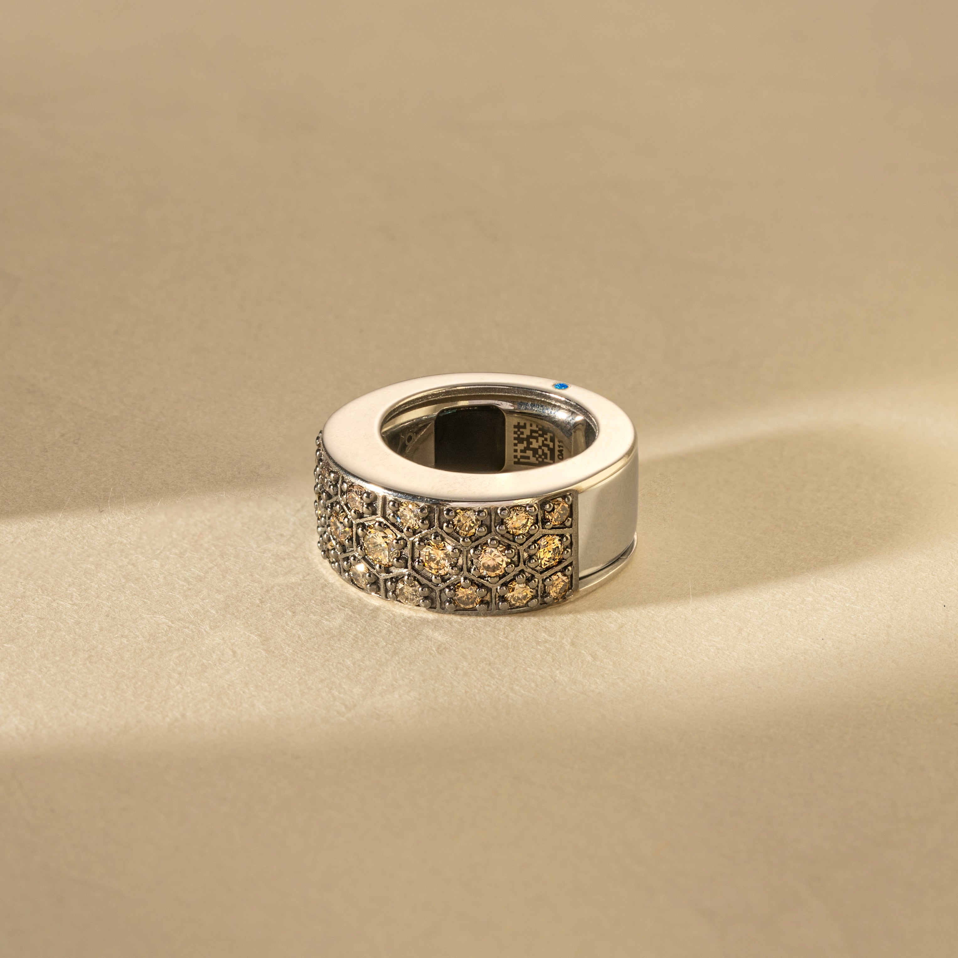 Muur Atelier Solid Gold - The Cognac Honeycomb - Natural Brown Diamonds & Bold Architecture. Crafted for Oura Ring